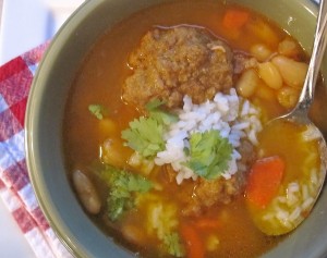 Sopa de Frijoles Blancos con Albóndigas (White Beans and Meatball Soup ...