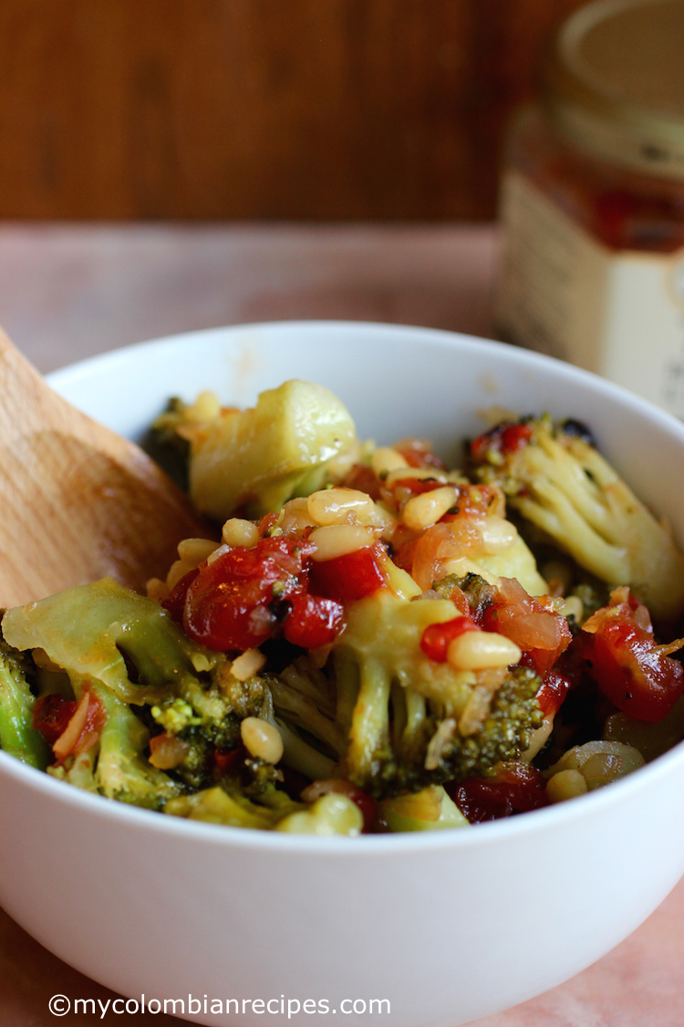 Broccoli with Roasted Red Pepper and Onion | My Colombian Recipes